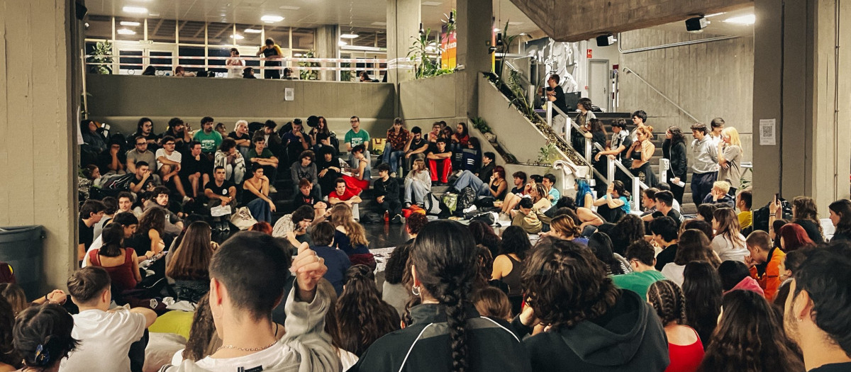 Acampada en el interior de la Facultad de Ciencias de la Información