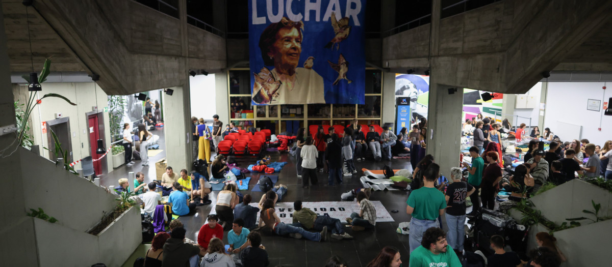 Acampada en el interior de la Facultad de Ciencias de la Información