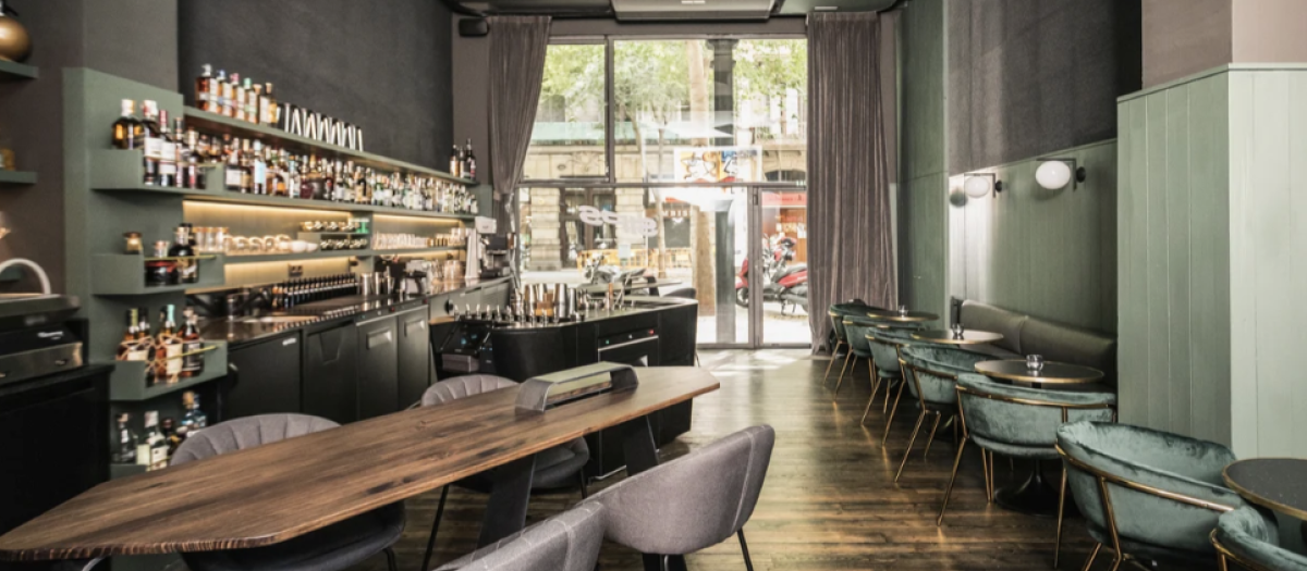 Imagen interior de la coctelería SIPS en Barcelona.