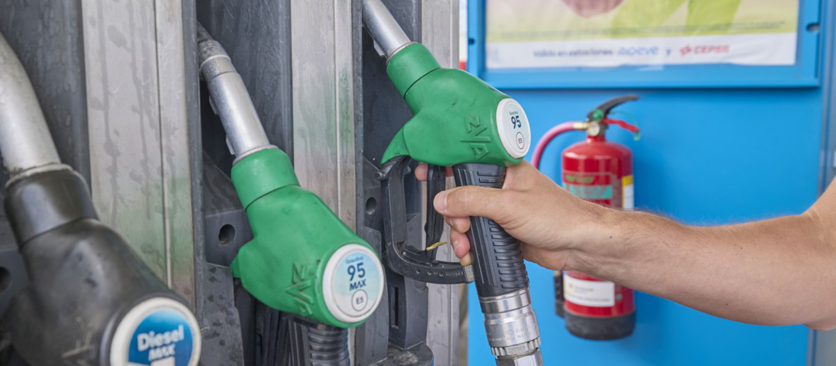 Un chico repostando gasolina