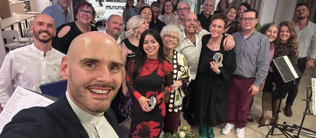 El 'cura viral', como le suelen llamar, junto con decenas de voluntarios que le ayudan en la iglesia