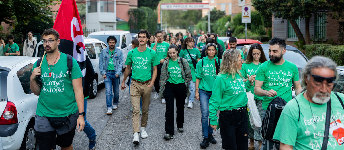 Varios profesores con camisetas sobre la huelga de la educación pública
