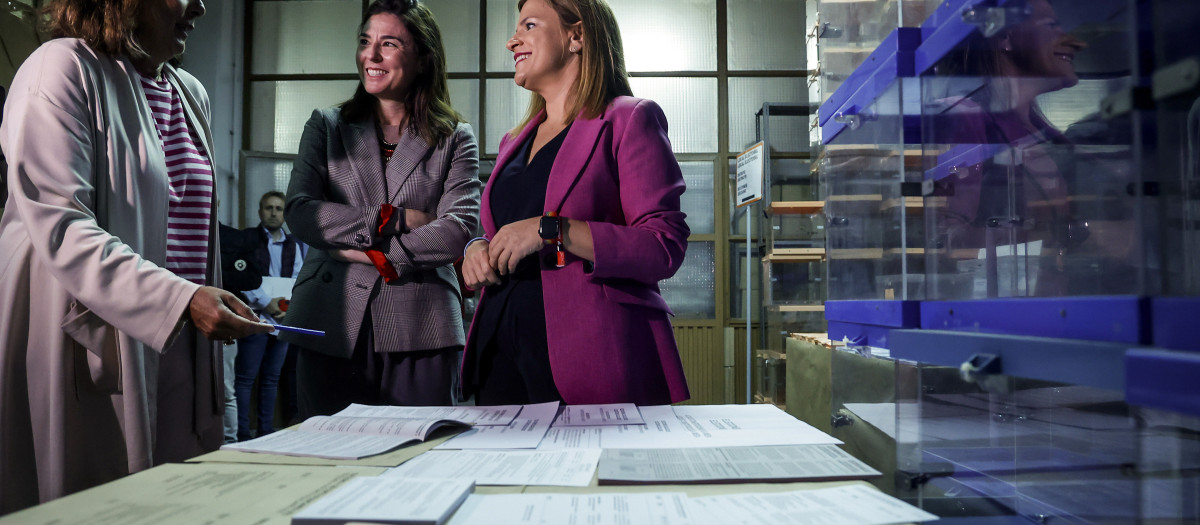 Imagen de archivo de Pilar Bernabé durante una visita al almacén electoral