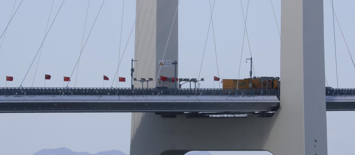 Dandong (China), 14/10/2026.- A picture taken from the Chinese border city of Dandong shows the New Yalu River Bridge linking Dandong and North Korea's Sinuiju, 14 October 2026. The bridge will officially open to traffic the next day after sitting idle for more than a decade following its construction, according to China's Xinhua News Agency. EFE/EPA/YONHAP SOUTH KOREA OUT