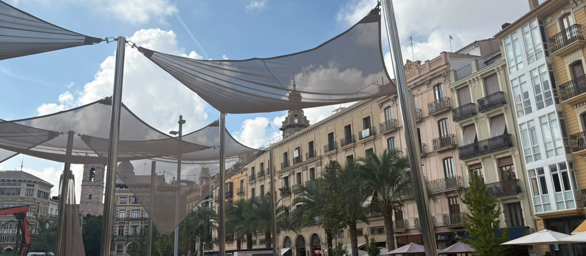 Imagen de la retirada de los toldos en la plaza de la Reina
