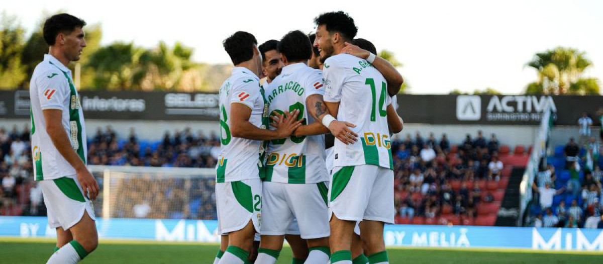 Los jugadores del Córdoba celebrando el frustrado segundo gol de Ghailan en Elda