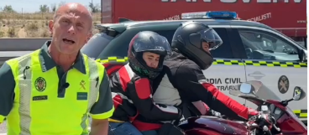 La Guardia Civil sanciona a numerosos moteros por ello