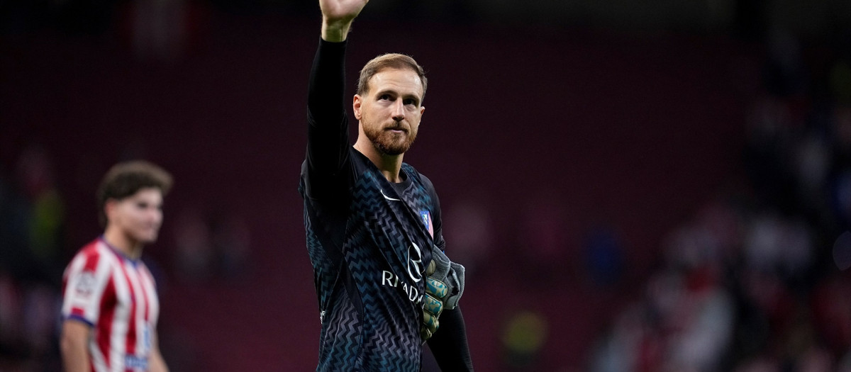 Jan Oblak saluda a la afición del Atlético de Madrid tras el partido ante el Manchester United