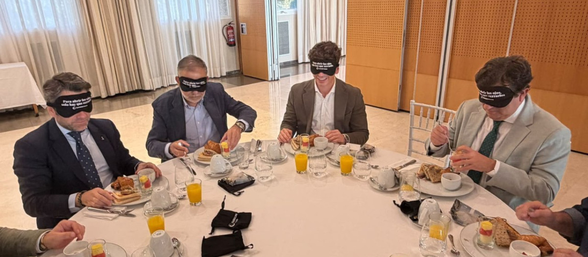 Desayuno a ciegas organizado por Ilunion y Asfaco