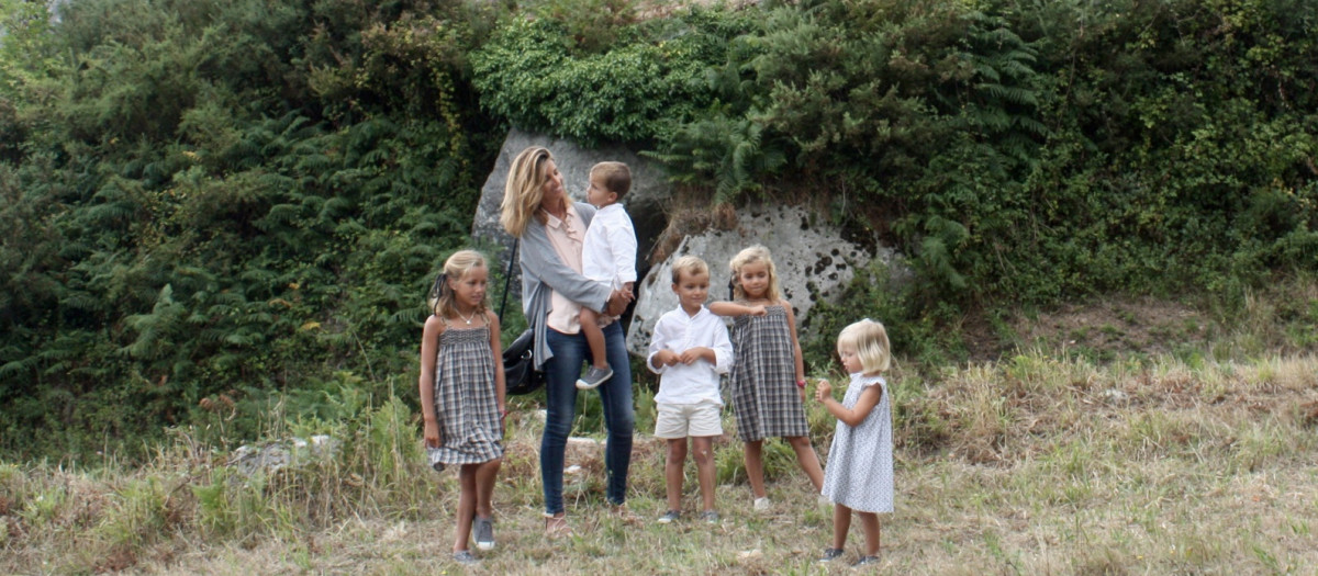 La autora, junto a sus hijos