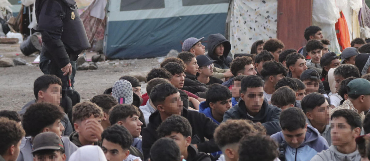 Inmigrantes en la antigua fábrica de Guano, en Ceuta