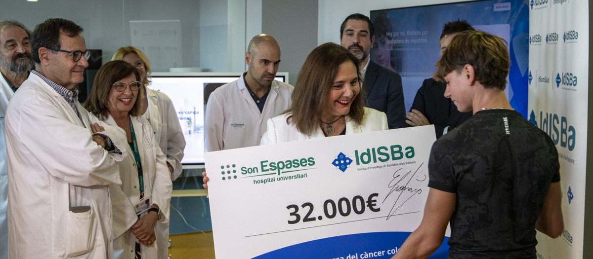 El Cromas ha entregado este miércoles 32.000 euros para la investigación contra el cáncer.