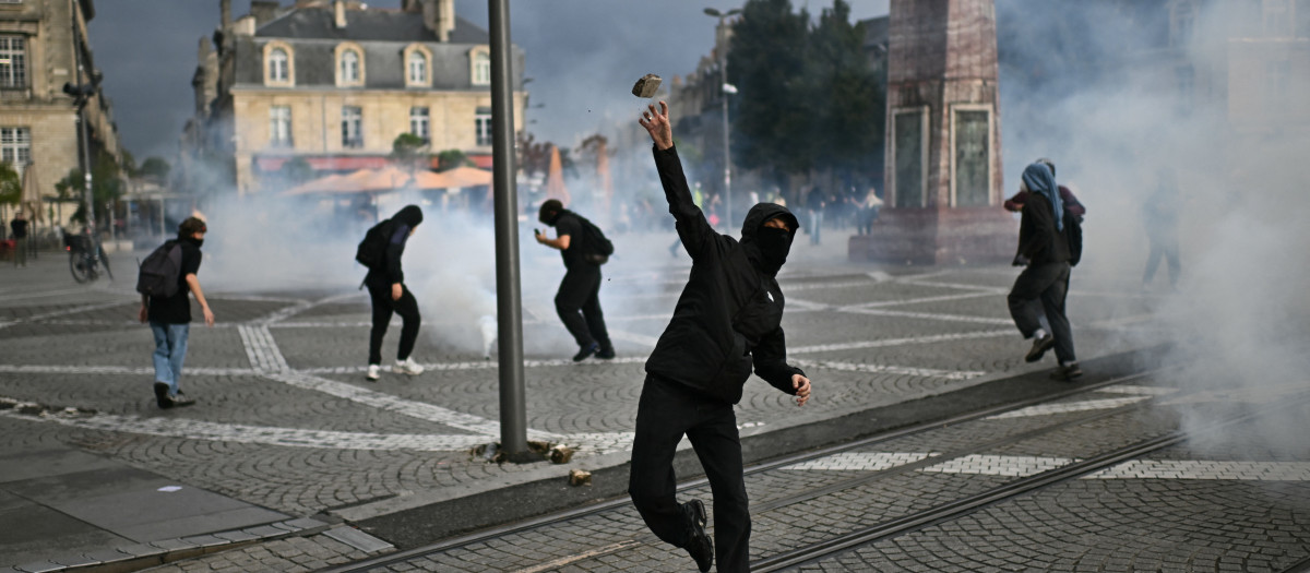 Manifestantes en Paris tiran piedras contra la policía francesa