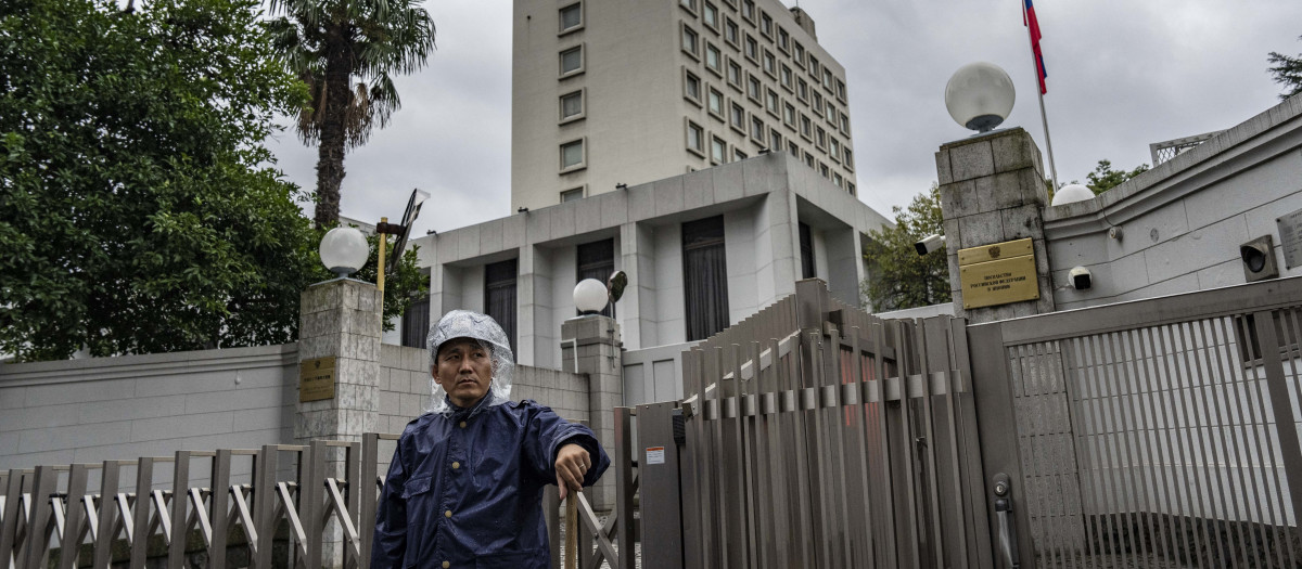 Un agente de policía monta guardia frente a la Embajada rusa en Tokio el 14 de octubre