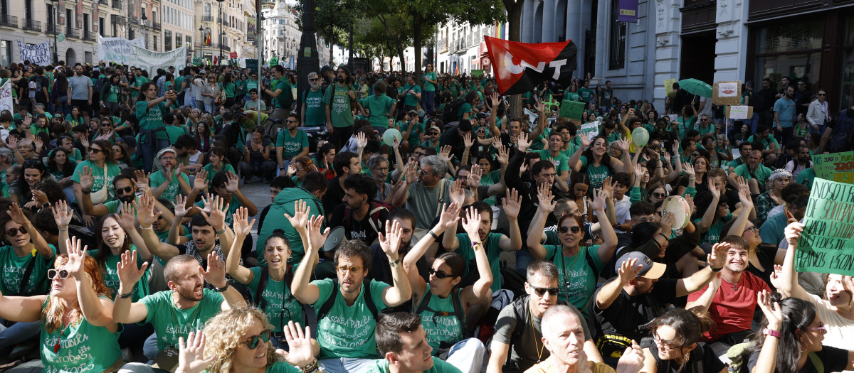 Activistas se congregan ante la Consejería de Educación en la segunda jornada de la huelga indefinida en la educación madrileña este jueves