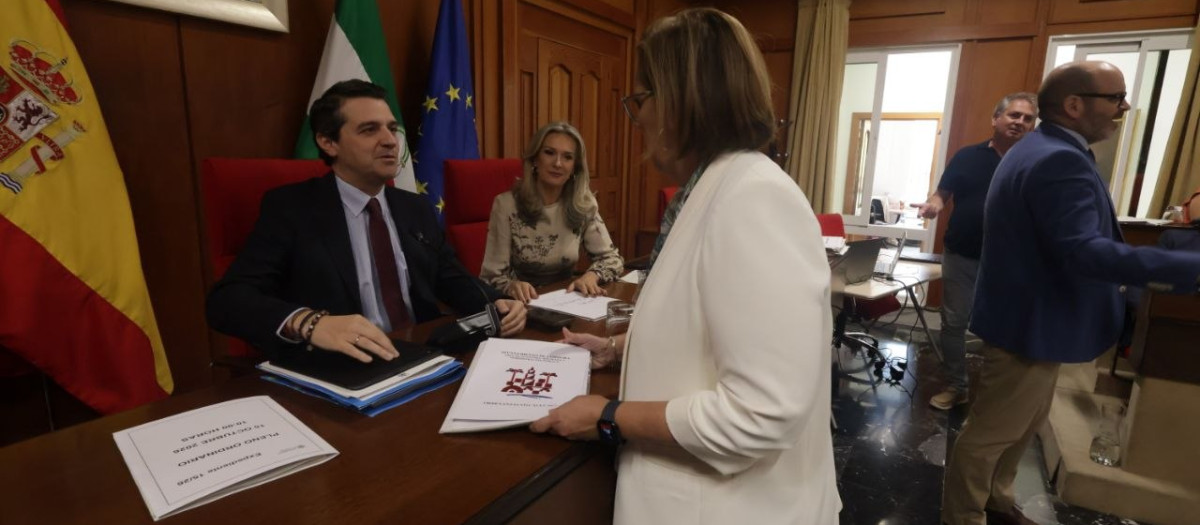 El alcalde, José María Bellido, conversa con la delegada de Hacienda, Blanca Torrent