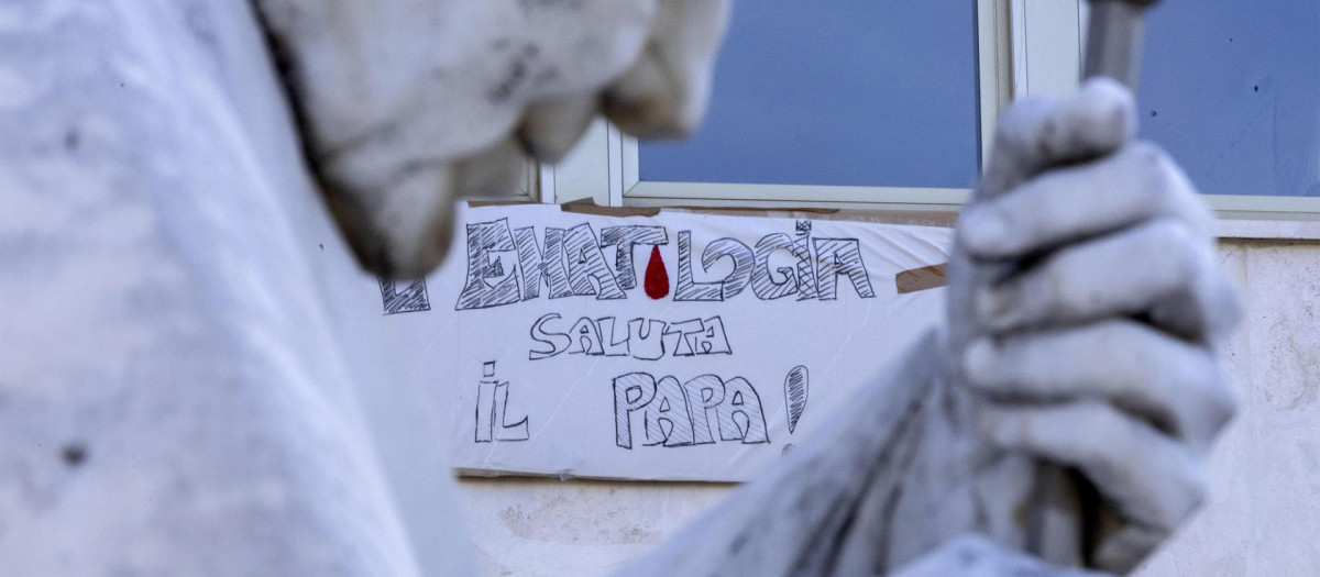 Una pancarta con el mensaje «Hematología saluda al Papa» cuelga de una de las ventanas del Hospital Universitario Agostino Gemelli