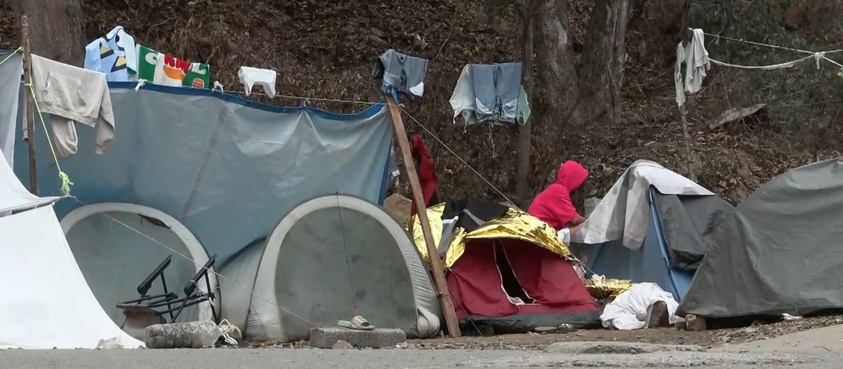 Cientos de migrantes permanecen en los asentamientos que quedan en los alrededores del Centro de Estancia Temporal de Inmigrantes (CETI)