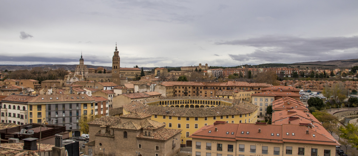 Vista panorámica de la plaza de toros y la Catedral de Tarazona, Zaragoza