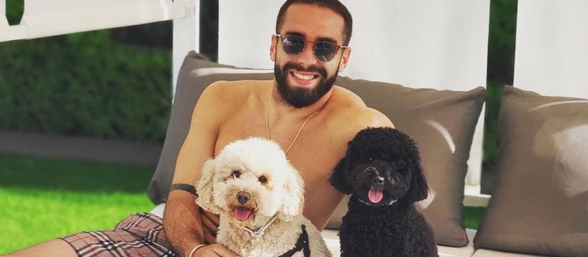 Dani Carvajal con sus perritos en su casa