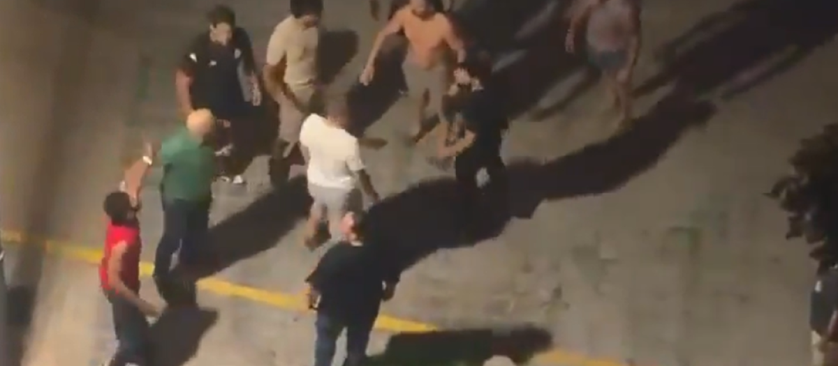 Imagen de varios vecinos increpando a un joven al que dos chicas acusaban de haberlas intentado abusar en Valencia.