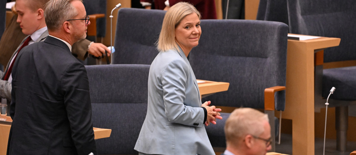 La líder del Partido Socialdemócrata, Magdalena Andersson (C), asisten a una sesión del Parlamento sueco