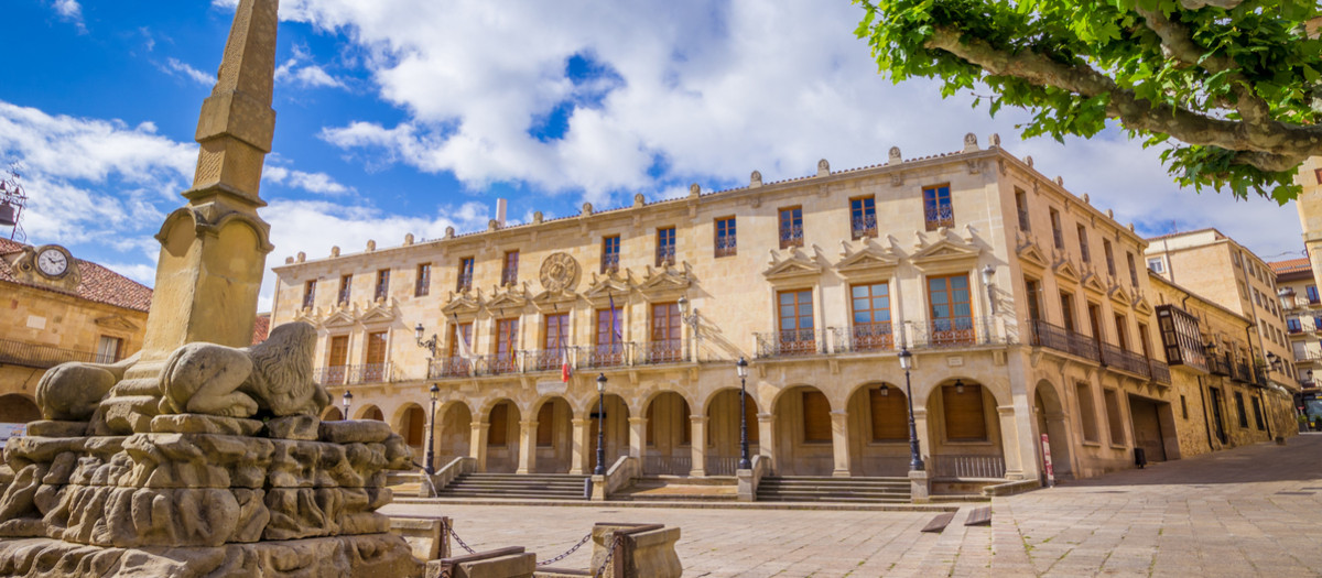 Plaza Mayor de Soria, con el Ayuntamiento al fondo