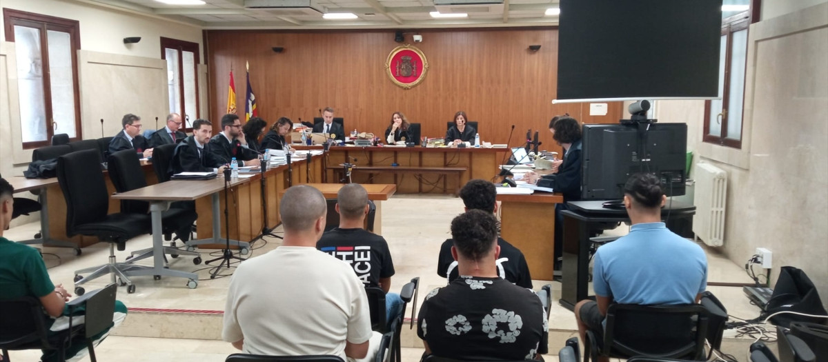 Los acusados, durante el juicio en la Audiencia Provincial.

EUROPA PRESS
15/10/2026
