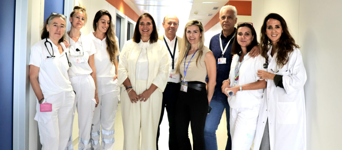 La consellera Manuela García, en el centro, posa con los integrantes de la Unidad de Cuidados Paliativos de Can Misses.