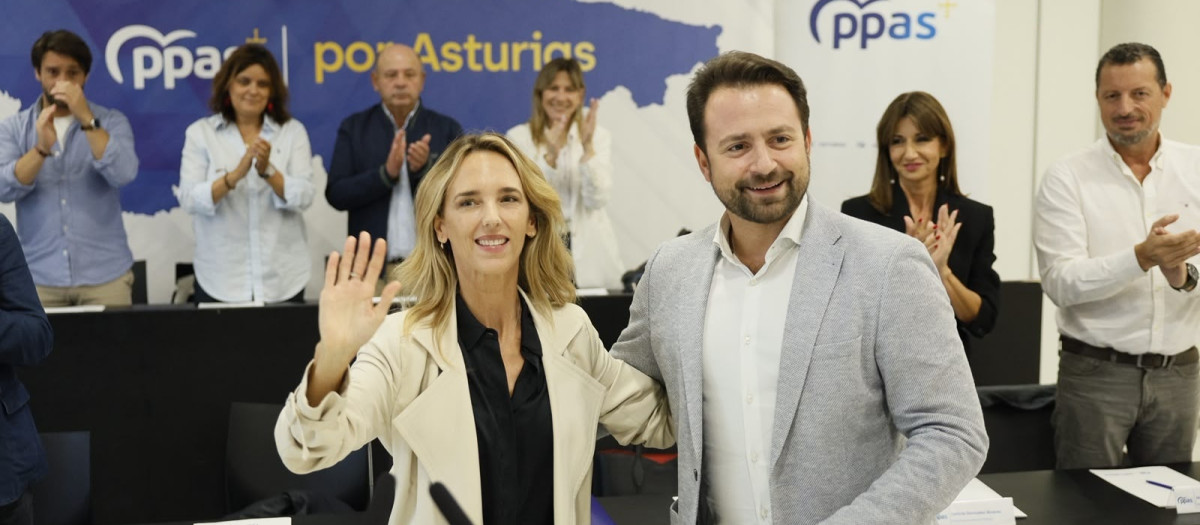 La diputada del PP Cayetana Álvarez de Toledo, junto al presidente del PP de Asturias, Álvaro Queipo, en un mitin en Oviedo