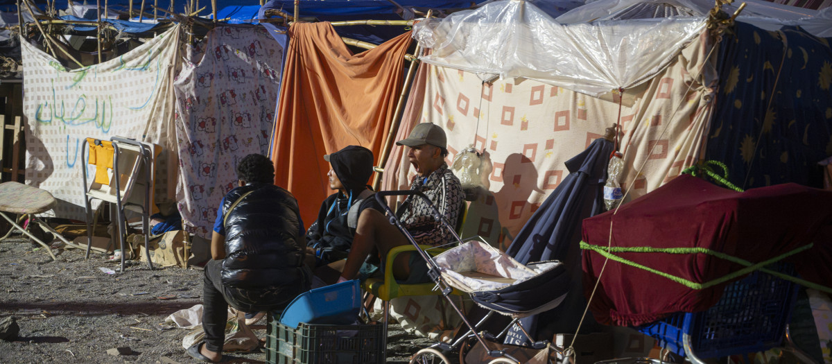 Tres inmigrantes en la playa de Trampolín, en Ceuta