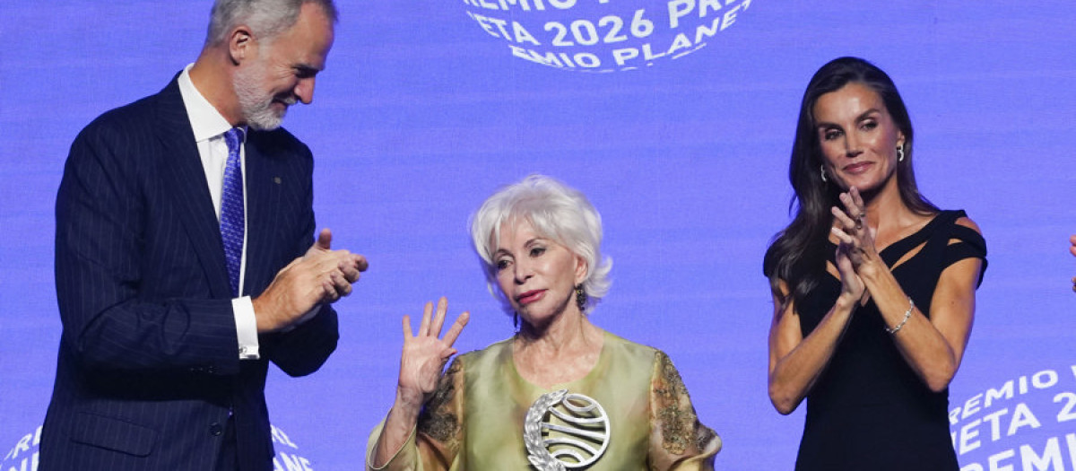 La ganadora, Isabel Allende, posando con el galardón junto a los reyes de España