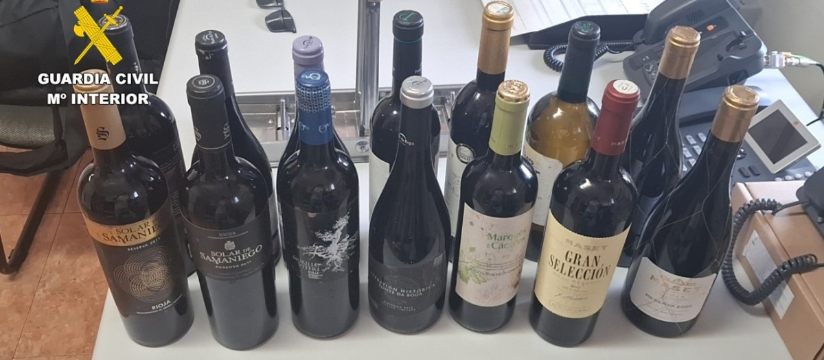 Parte de los efectos robados de un restaurante en Fene

REMITIDA / HANDOUT por GUARDIA CIVIL
Fotografía remitida a medios de comunicación exclusivamente para ilustrar la noticia a la que hace referencia la imagen, y citando la procedencia de la imagen en la firma
16/10/2026