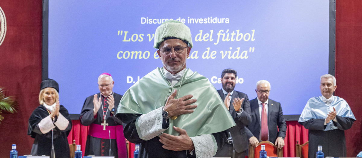 El seleccionador nacional de fútbol, Luis de la Fuente, durante un momento del acto de su investidura como Doctor Honoris Causa, este jueves en el Monasterio de Los Jerónimos, sede la UCAM
