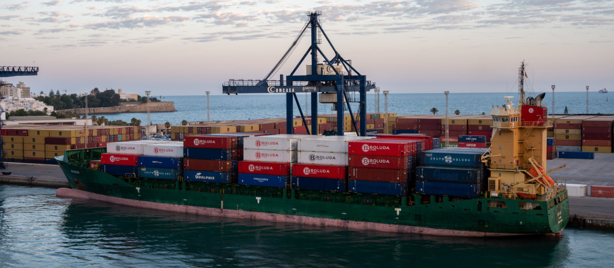 Buque portacontenedores en Cádiz