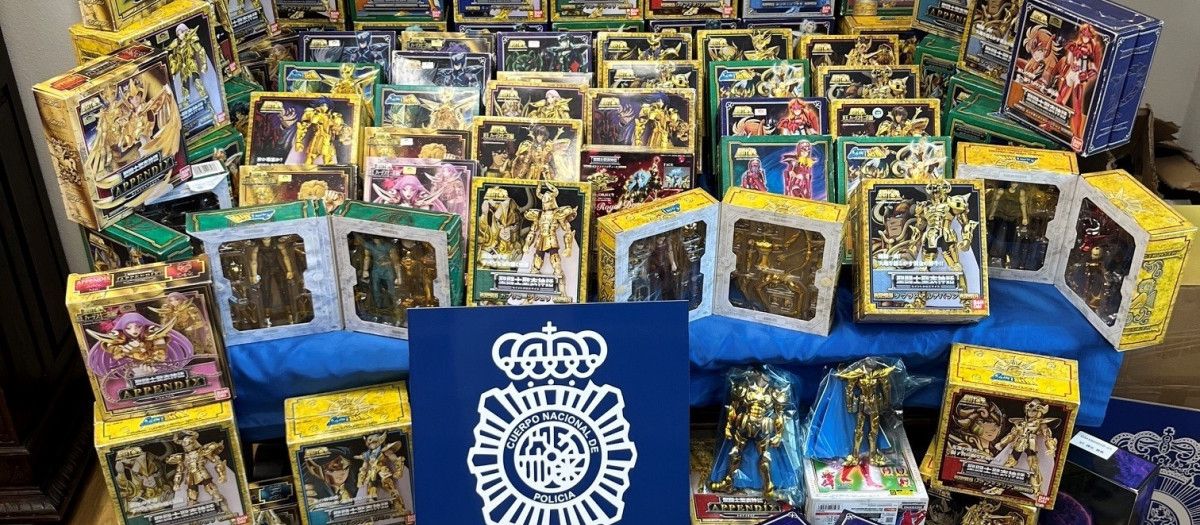 Figuras de Caballeros del Zodiaco recuperadas por la Policía en Lugo