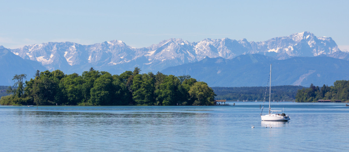 Veleros en el lago Starnberg con la isla Roseninsel y los Alpes bávaros al fondo