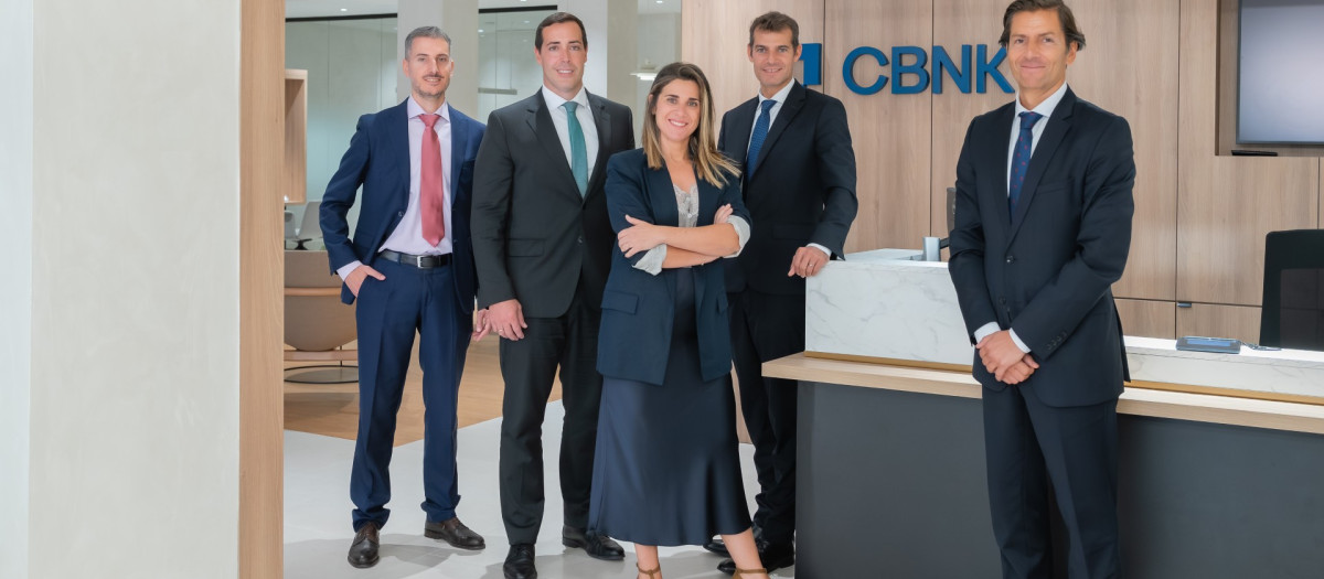 Equipo de CBNK Banco en Bilbao, durante la inauguración de su nueva oficina en la ciudad