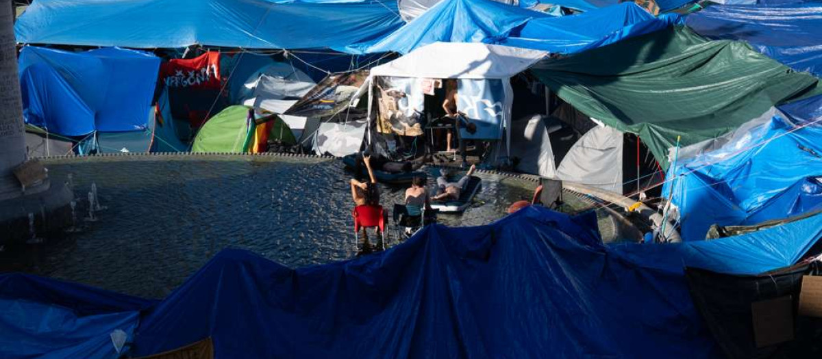 Acampados en Sol se bañan en la fuente de la estatua de Carlos III