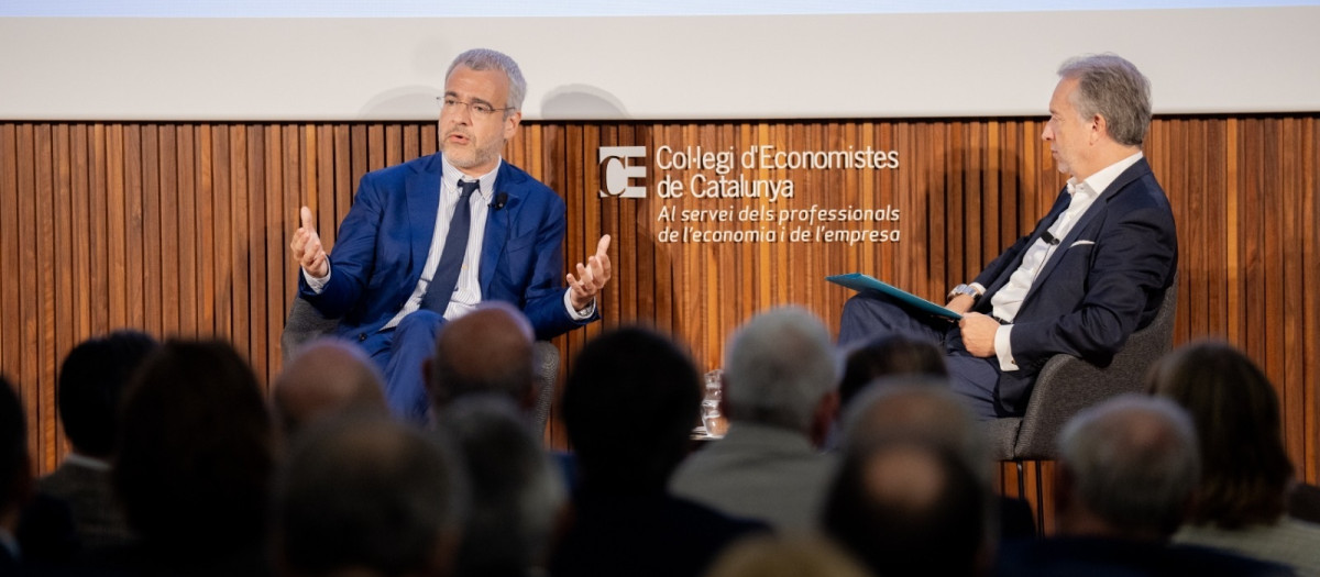 El presidente y consejero delegado de Aena, Maurici Lucena, junto al decano del CEC, Carles Puig de Travy, este viernes en Barcelona