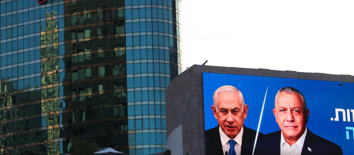 TEL AVIV (Israel), 06/10/2026.- A large election billboard shows Israeli Prime Minister Benjamin Netanyahu (C-L) and leader of the Yashar party, Gadi Eisenkot (CR), in Tel Aviv, Israel, 06 October 2026. Israel will hold elections on 27 October. (Elecciones) EFE/EPA/ABIR SULTAN EPA