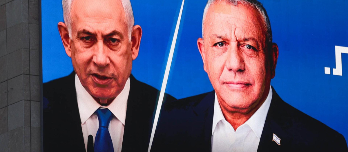 TEL AVIV (Israel), 06/10/2026.- A large election billboard shows Israeli Prime Minister Benjamin Netanyahu (C-L) and leader of the Yashar party, Gadi Eisenkot (C-R), in Tel Aviv, Israel, 06 October 2026. Israel will hold elections on 27 October. (Elecciones) EFE/EPA/ABIR SULTAN EPA
