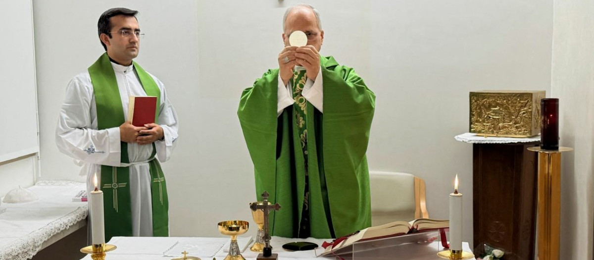 León XIV, oficiando Misa en el Hospital Gemelli de Roma