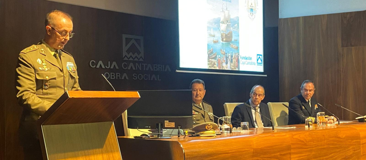 El subdirector general de Publicaciones y Patrimonio Cultural, general de división José Manuel Vivas, durante la presentación de la obra: "Guarnizo, un astillero de la Corona"