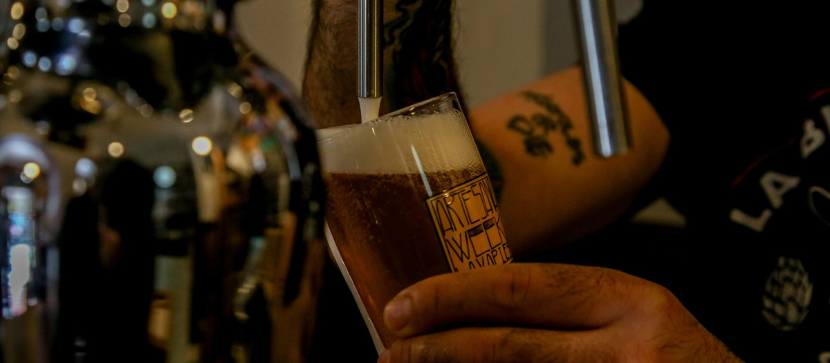 Un camarero tira una cerveza artesanal en un bar