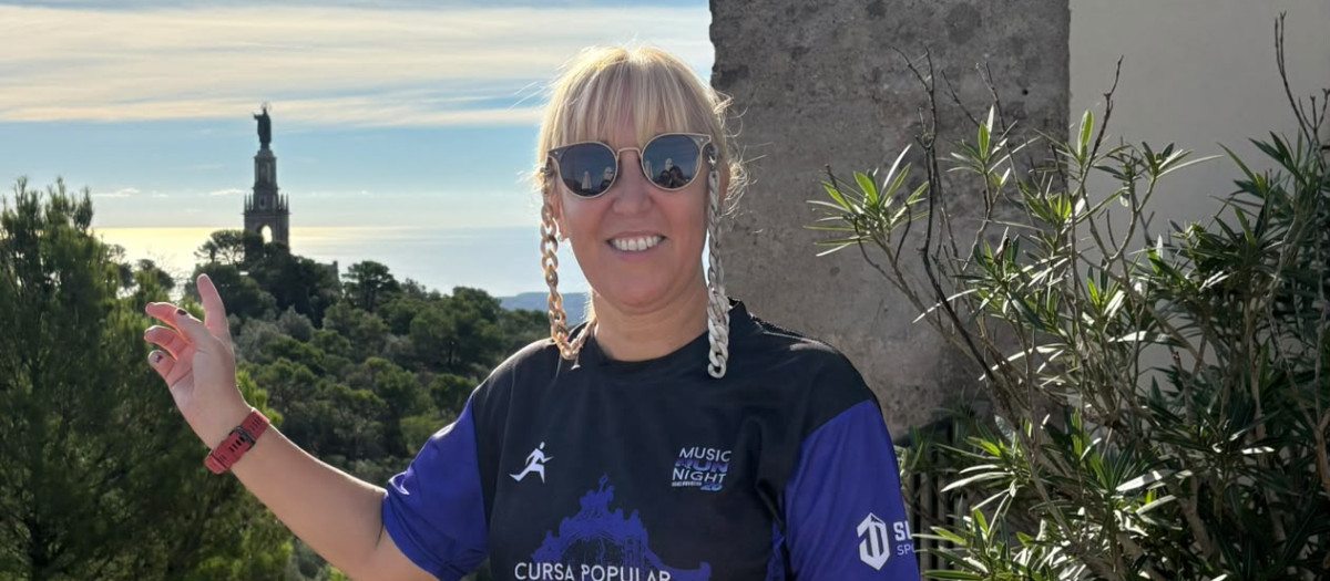 Catalina Soler en una excursión reciente, señala al Cristo Rey