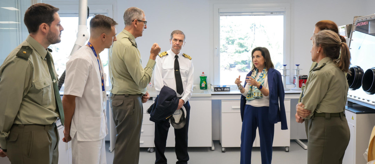 La ministra de Defensa, Margarita Robles, durante su visita este viernes a las dependencias del Centro Coordinador del Seguimiento Sociosanitario (CECOSS) y del Instituto de Toxicología de la Defensa (ITOXDEF) del Hospital Central de la Defensa Gómez Ulla. EFE/MINISTERIO DEFENSA // SOLO USO EDITORIAL/SOLO DISPONIBLE PARA ILUSTRAR LA NOTICIA QUE ACOMPAÑA (CRÉDITO OBLIGATORIO)