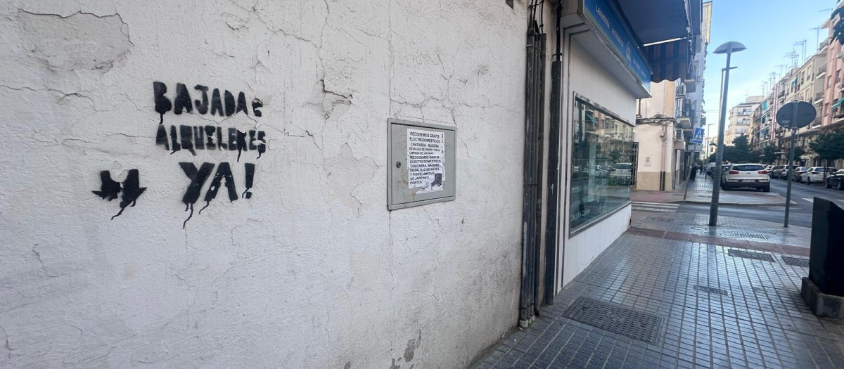 Pintada de protesta, en una calle de Córdoba, sobre la situación de los alquileres