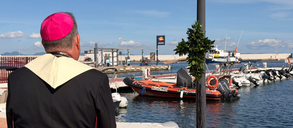 Monseñor Ribas ha rezado un responso en el puerto de La Savina, en Formentera.