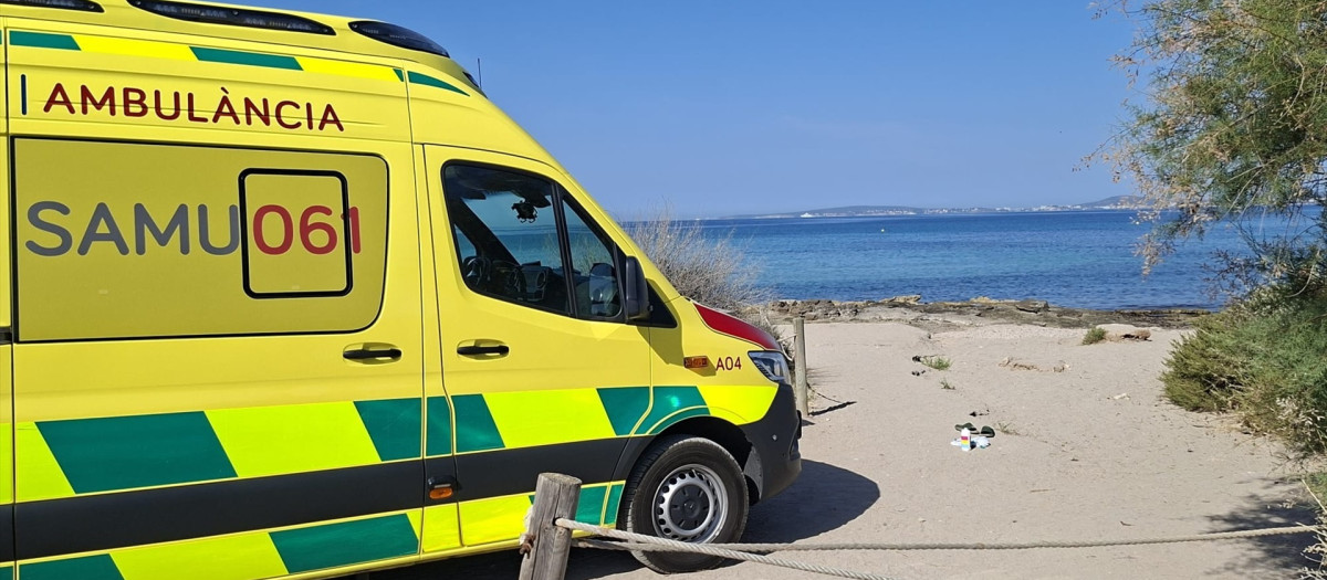 Ambulancia del SAMU 061 frente a una playa.